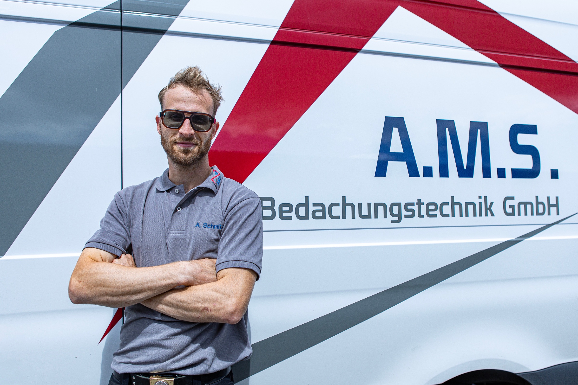 Firmenfahrzeug von A.M.S. Bedachungstechnik GmbH, dessen Fuhrpark von Nico Giuliani betreut wird